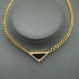 Designer prata ouro rosa cor branca colar mulheres triângulo letras na moda punk esmalte legal rua mulheres pingentes colares ladie cadeias jóias de luxo
