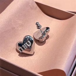 Miu Love Heart Shaped High Grade Cool Style New Miao Fashion Hoop örhängen smycken mångsidig inbäddning med pärlor