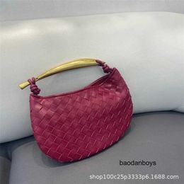 Designer Botgas v Luxury Bag Authentic Fashion Bags Half Shark Metal Month Bag Wrist Turn Light Version