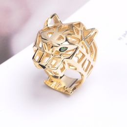 Cluster Rings Europe America Luxury Style Men Women Lady Hollow Out Inlaid Green Zircon Eyes Leopard Head Plated Gold Color Lovers Ring 230422