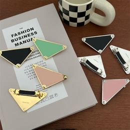 Fashion Colorful Girls Hair Clip Designer Classical Inverted Triangle Metal Label Spring Clip Luxury Alloy Haiclip Simple Women Haipin