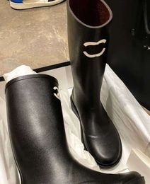 Neue modische schwarze Lederstiefel mit Regen-Print-Außensohle, Designer-Schuhe, modische Schuhe