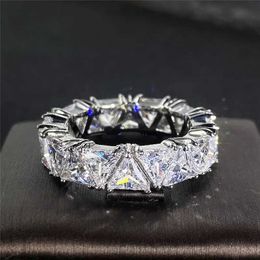 Band Rings Huitan Luxury Wedding Ring Promise Ring Womens Unique Triangle Cubic Zirconia Design High Quality New Trend Jewelry Pendant J240516