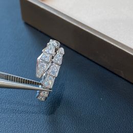 Silver Diamonds Schlangenring-Designerring für Frau Herren Top V-Gold Roségold Feder Elektroplatten 18K Top Mosang Diamond Ring mit Kasten