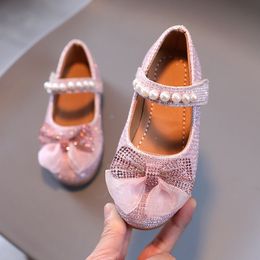 Tênis sapatos de couro de primavera sapatos de meninas princesas fofas pérolas arco bebê menina de fundo macio crianças criança 230424