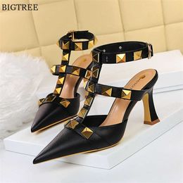 New Retro Metal Rivet T-buckle Pumps Women Roman Style Sandals Black White Pointed Summer Chunky High Heel Lady Work Party Shoes 230424