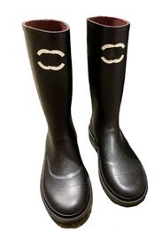 Stivali da donna neri alla moda Mezza pioggia 2022 Autunno Nuova suola stampata Scarpe firmate con gamba sottile Scarpe di alta qualità