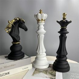 Resin Chess Pieces Board Games Accessories International Chess Figurines Retro Home Decor Simple Modern Chessmen Ornaments 220211287v
