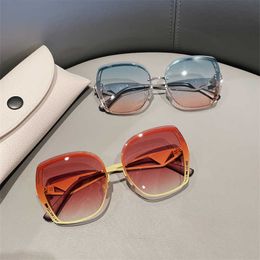 Fashion Pradd cool sunglasses designer 2023 new P family cut edge women gradually change color personality high-quality metal