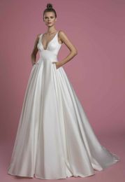 Classy Long Satin V-Neck Wedding Dresses With Pockets A-Line Ivory Sweep Train Bridal Gown Backless Vestido de novia Women Dresses