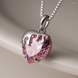 Pendant Necklaces Fashion Simple Strawberry Heart Necklace Women Vintage Luxury Pink Zircon Clavicle Chain Goth Jewellery Accessories Gift