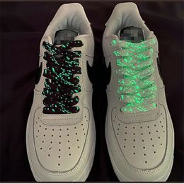 Accessori per parti di scarpe 1 paio Lacci piatti riflettenti per runner Lacci luminosi luminosi di sicurezza unisex per scarpe sportive da basket in tela 231124