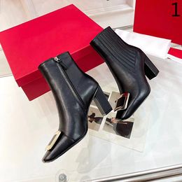 Classic Women's Boots Luxury Designer Martin Classic Shoes Fashion Thick Heels Women's Shoes. Sizes 35-40 with box