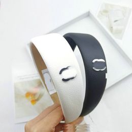 Womens Luxury Designer Headbands Fashion Sports Headband Letter Hair Elastic Leather Vintage Headband Party Gift White Black