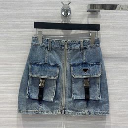 23SS Tasarımcı Etek Denim Etek Mini Etek Sargı Etek Logo Fermuarı Cep Yüksek Bel Denim Kısa Yarım Etek Yüksek Kaliteli Kadınlar A1