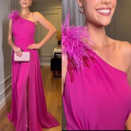 Elegant One Shoulder A Line Mother of the Bride Dresses Feather and Bead Chiffon Formal Evening Gown Ruched Side Split Wedding Guest Dress