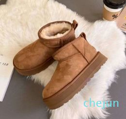 Botas clássicas de outono e inverno com dedução moda mini fundo plano confortável pelúcia espessada neve à prova de vento sapatos de couro de tubo médio