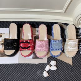 Mulheres interligadas c plataforma de plataforma de tweed de tweed de fundo grossa designer de sandália de designer multicolorlado chinelos de tecido tecer sapatos de borracha de palha