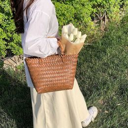 Totes 2022 Fashion Wooden Handle Hand Bags for Women Summer Handmade Bamboo Weaving Shoulder Bag Large Beach Bag Boho Purses Tote Bag