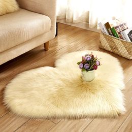 Carpets Heart Shaped Rug Artificial Wool Carpet Living Room Fluffy Soft Sofa Chair Pad Bedroom Bedside Mat Decor Rug Anti Slip Rug 231124