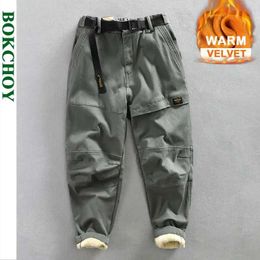 Men's Pants Autumn Winter New Men's Cargo Velvet Pants Loose Belt Comfortable Soft Cotton Multi Pockets Retro Street Trousers AZ381 zln231125