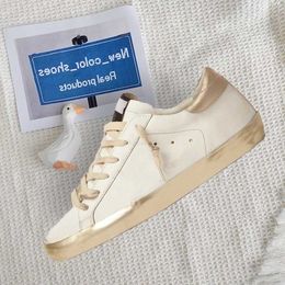 Novo lançamento da Itália Brand Women Women Sneakers Super Star Shoes Luxury Golden Sequin Classic White Do Old Dirty Designer Man Top Casual Shoe