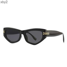 Sunglasses 963 angled cat's eye sunglasses Modern mirror legs in a jumping shape Decorative sunglasses