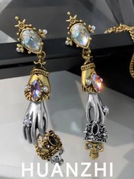 Stud HUANZHI Retro Skeleton Hands Zircon Drop Earrings for Woman Hip-hop Golden Crown Skeleton Dangle Earrings Jewelry Wholesale Gift 231124