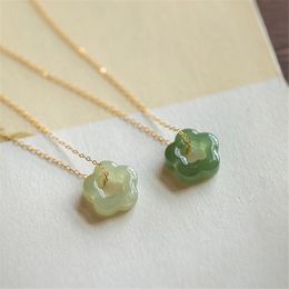 Pendant Necklaces Natural Hetian Jade Plum Blossom Pendant Necklace 925 Sterling Silver Electroplated Gold Clavicle Chain Hollow Exquisite Jewelry 230425