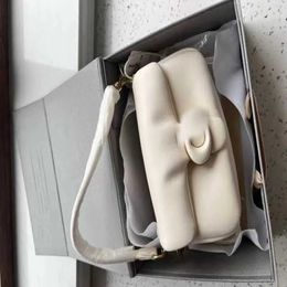 Аксессуары Упаковка Органайзеры Классический дизайн Женская сумка на плечо с подушкой Белая мягкая сумка с клапаном Дизайнерская модная маленькая кожаная сумка через плечо Женская