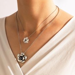 Pendant Necklaces HuangTang Vintage 3D Flower Necklace For Women Silver Color Alloy Meatl Floral Clavicle Chain Trendy Jewelry Party 18648