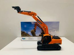 Diecast Model car For Doosan DX225LCA Model Hydraulic Excavator 140 Scale DieCast Model excavator model toy engineering truck toy 231124