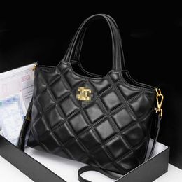 2024 Luxury Fashion Crossbody Bag %100 Designer Bags Autumn and Winter Large Capacity Handbag Fashionable Lingge Premium File Single Shoulder Tote Embroidered