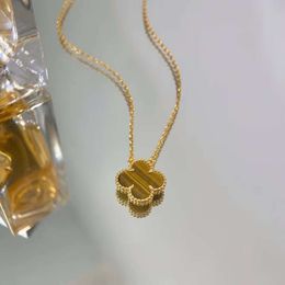 Four Leaf Clover Luxury Designer JewelryV Thickened Plating K Gold Rose Fourleaf clover Necklace Female Charm Colourful Tiger Eye Stone Bone Chain