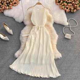 Casual Dresses Seaside Resort Beach Skirt Summer Fashion Loose Sleeveless Temperament Round Neck Pleated A-line Dress Woman