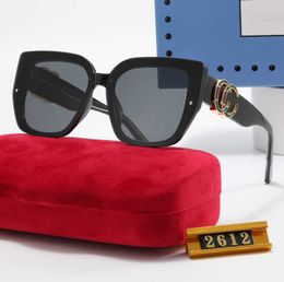 Lüks Güneş Gözlüğü Tasarımcı Çift Mektuplu Kadınlar Erkek Plaj Gözlükleri Goggle Kıdemli Gözlük Kadın Gözlükler Çerçeve Vintage Metal Güneş Gözlükleri