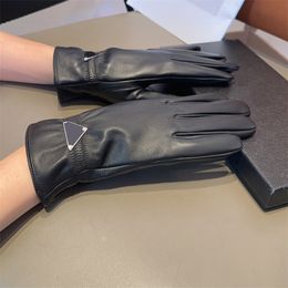 Winter Designer P Glove Woman Luxury Sheepskin Gloves Fashion Black Cape Glove Female Gants Warm Handschuh Finger Gloves Triangle Guanto