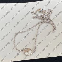 Halskette mit vierblättrigem Kleeblattanhänger aus Platin. Marken-Luxus-Designer-Halskette für Frauen. Valentinstag-Hochzeits-Brautdesigner-Schmuck