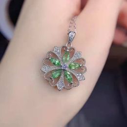 Collana con pendente cavo in pietra verde chiaro a forma di fiore di lusso con zirconi cubici per le donne, regalo di gioielli per feste di banchetto