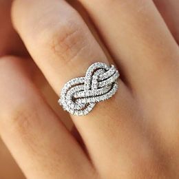 Wedding Rings Huitan Cincin Wanita Baru Memutar Bentuk Tak Terbatas Kristal Kubik Zirkonia Indah Pita Pernikahan Mode Perhiasan Massal 230427