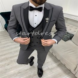 Grey Slim Wedding Tuxedos 2024 Peak Lapel Men Blazers Waistcoat Fitted Groom Men Gentle Wedding Suits Causal Prom Bespoke 3 Pieces Korean Bridegroom Male Outfit Suit