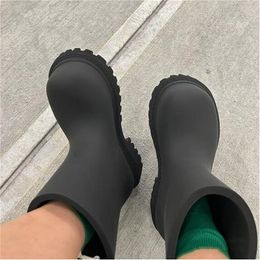 Stivali da pioggia di punta rotonda con pioggia spesso stivale a tubo centrale grande stivale da donna alla caviglia nera