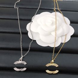 Heiße Styles Anhänger Halsketten Gold plattiert Sier Titanium Stahl Designer Marke Buchstabe Halskette Halskette Kette Kristall Hochzeit Geschenk