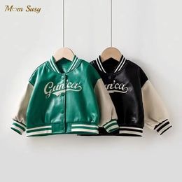 Jackor Fashion Baby Girl Boy Pu Leather Baseball Jacket Patchwork Spädbarn Toddler Bomber Coat Autumn Spring Outwear Baby Clothes 1-5y 231127