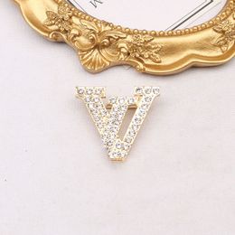 Men Women Designer Brooch Fashion Suits Pins Woman Letter V Accessory Gold Diamond Pearl Brooches Letter Luxury Jewellery Brooches