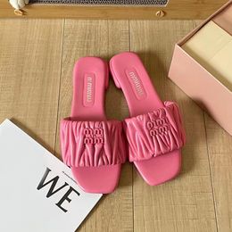 2023 MIU Pantofole Donna Sandali piatti Matelasse Slide Shoes MM Fashion Designer di alta qualità Banchetto Estate Sandali in pelle Multicolore Tacco piatto Mule1