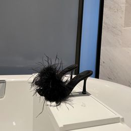 Slippers Qsrocio Женская плюшевая летняя мода на одну строчку тонкие каблуки Сексуальные сандалии в женском ночном шоу черные туфли на высоких каблуках