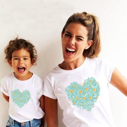 Family Matching Outfits Fashion Family Matching Clothes Outfits Look Mother Daughter Flower Heart Print Tshirt Clothing Mommy and Me Family Look Tshirt 230427