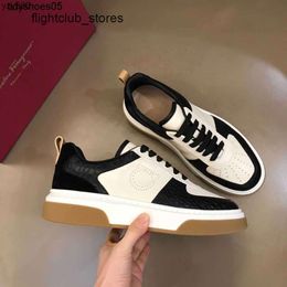 Breathable luxury designer T977 s New Shoes Mens Leather Casual Trend Mens Versatile Little Board White Shoes Mens Shoes Fashion Genuine T9SM S4E6