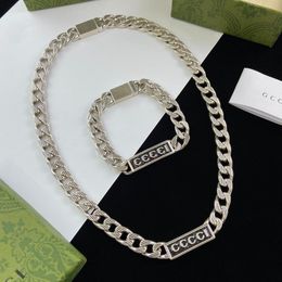 Modische Designerkragen Halshändler Statement Sier plattierte Buchstaben Chunky dicke Kette Chokers Halskette Armband für Frauen Schmuckliebhaber Geschenke